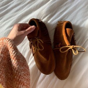 Minnetonka Classic Fringe Softsole Boot